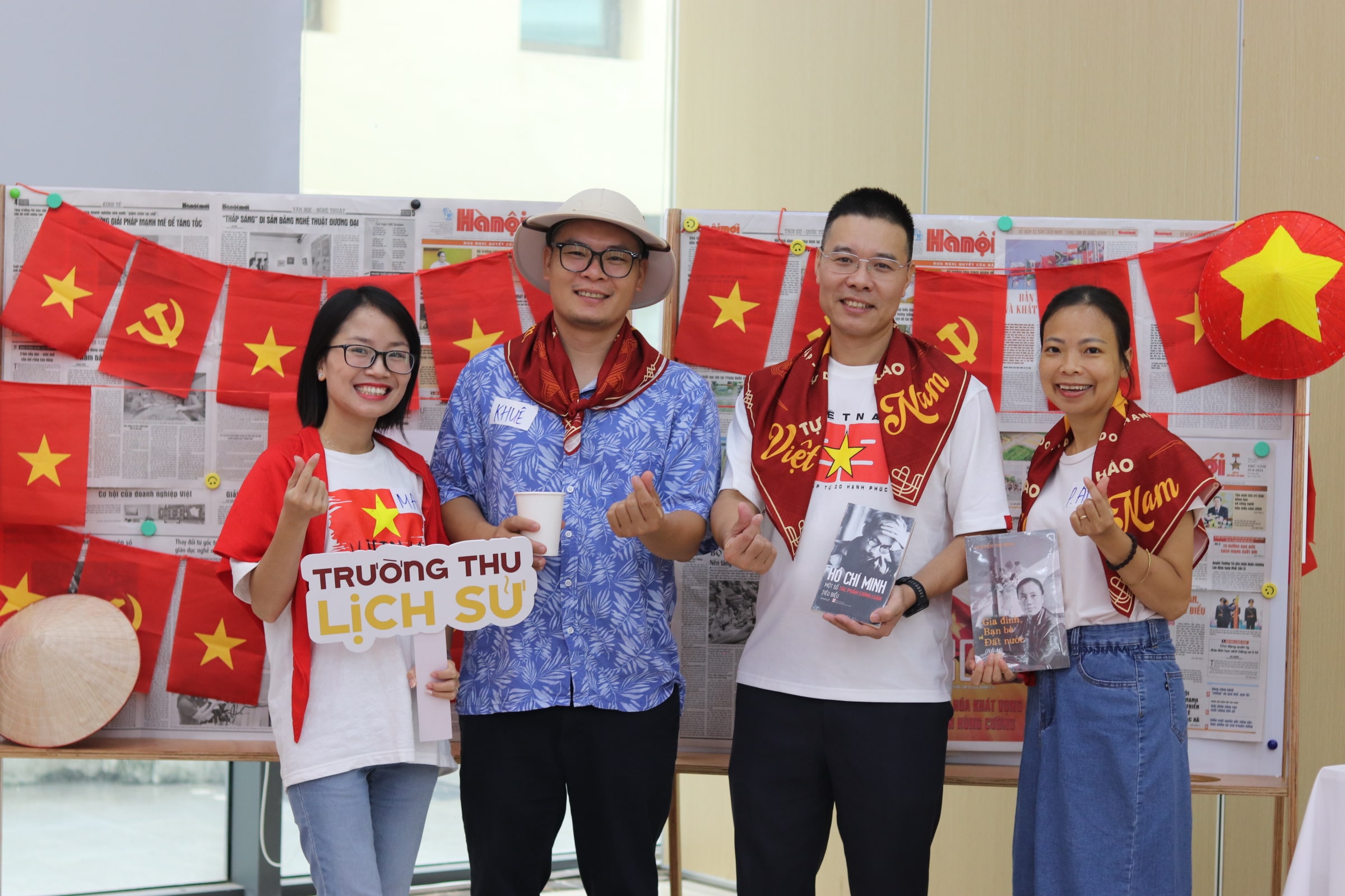 hoc-vien-hao-hung-tham-gia-hoc-tap-trong-khong-gian-ngap-tran-sac-do