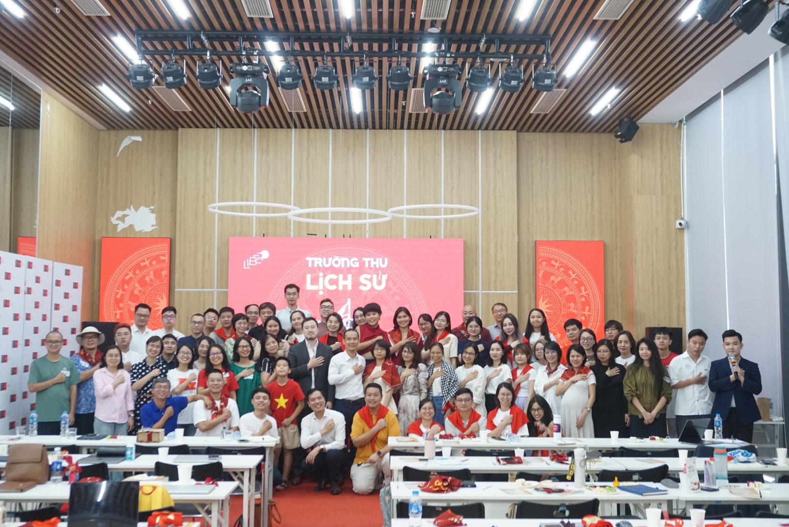 khoanh-khac-ky-niem-cua-hoc-vien-va-giang-vien-truong-thu-lich-su